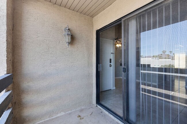 Building Photo - Upgraded Condo with Elegant Features and Convenient Location