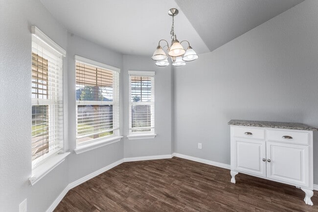 Building Photo - Welcome to this stunning 4-bedroom, 2-bathroom