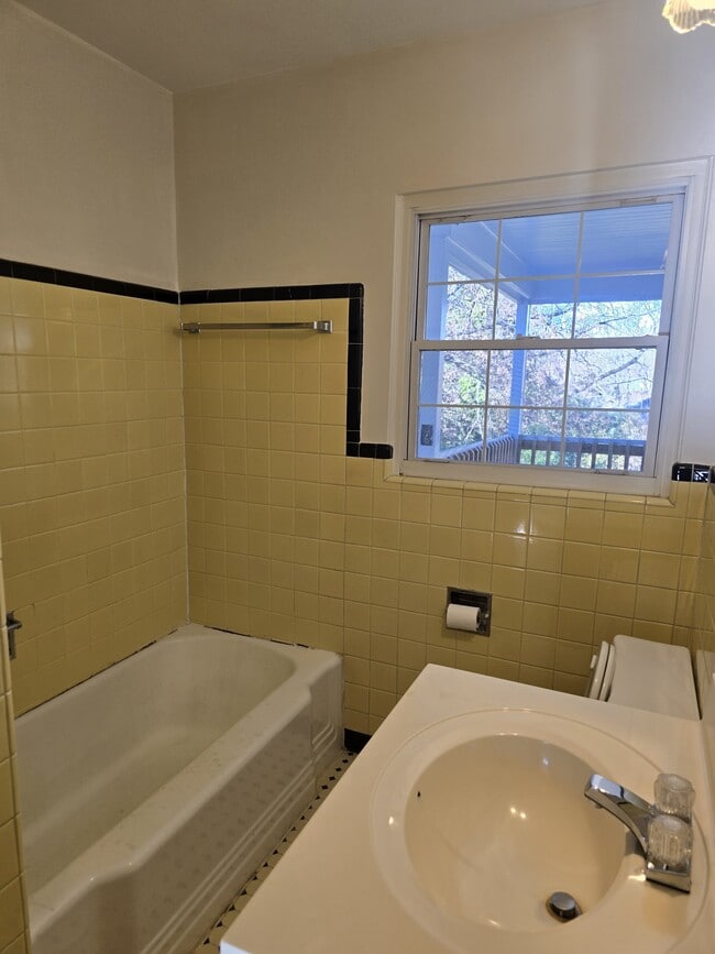 Building Photo - 1831 W 1st St