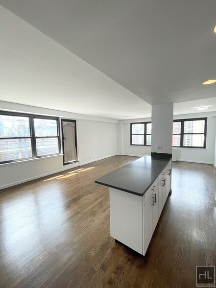 Building Photo - E 82 St