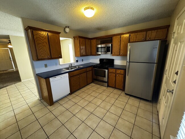 Building Photo - Stunning 2-Bed Oasis in Established Neighb...