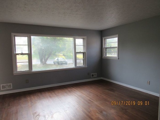 Building Photo - SECTION 8 ACCEPTED - 4550 S Keystone Ave