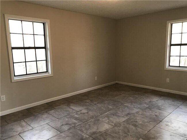 Building Photo - 150 Forest Pl