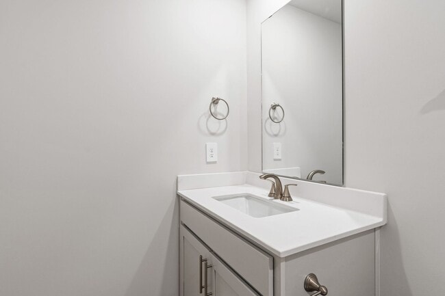 Building Photo - Stunning 3-Bedroom Residence in Oak Manor,...