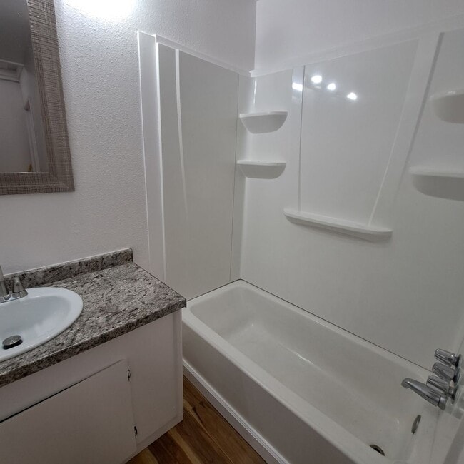 Building Photo - Quaint one bedroom, desirable unit
