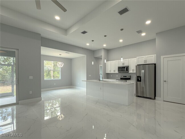 Building Photo - 438 Raymer St