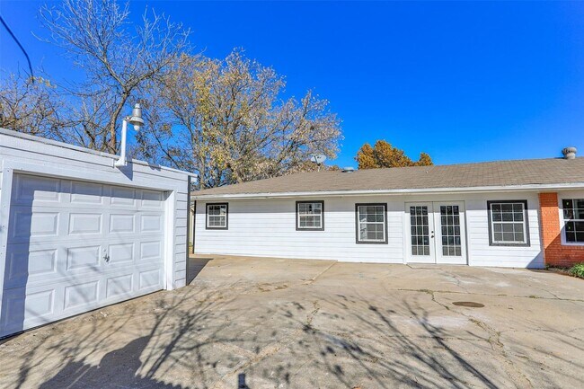 Building Photo - 1309 Magnolia-