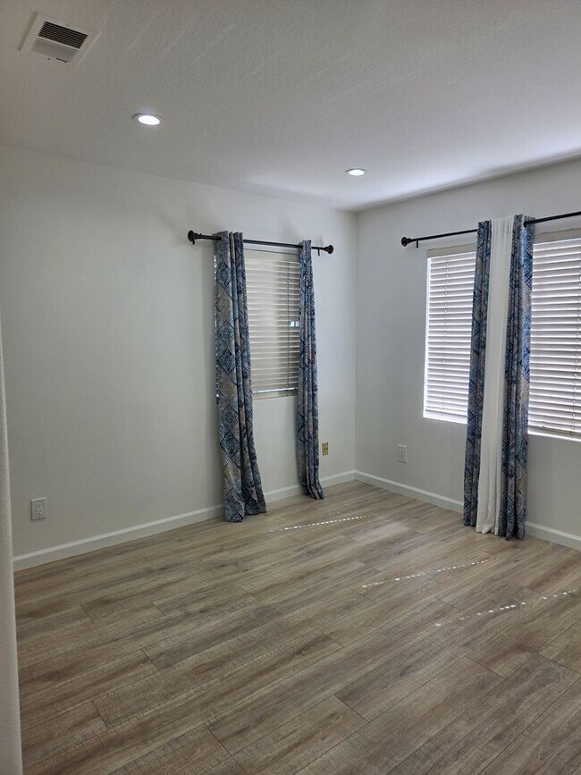 Building Photo - TOWNHOUSE-STYLE 3 BR + 2 1/2 BA UNIT IN CANYON COUNTRY AVAILABLE NOW