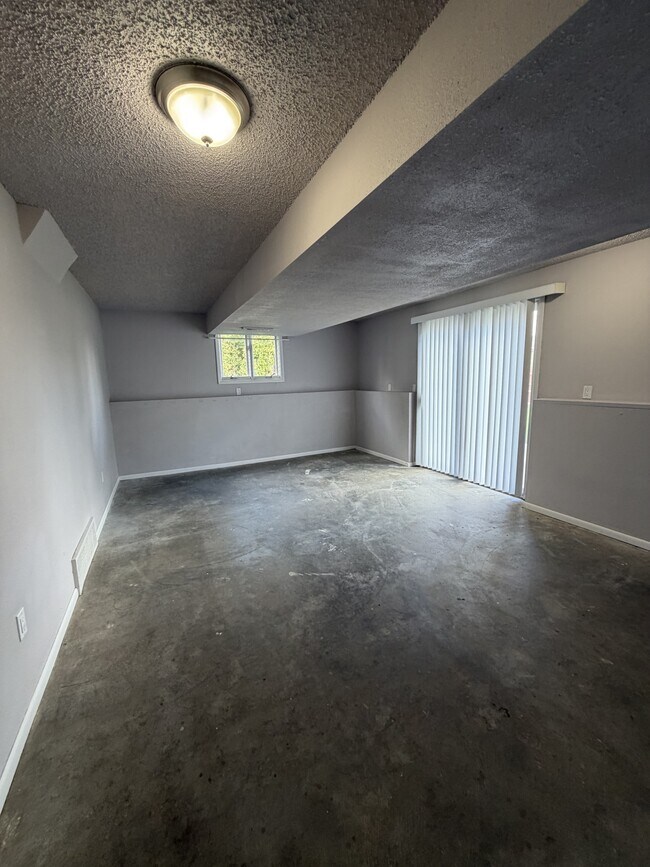 Building Photo - 181 Erickson Ct E