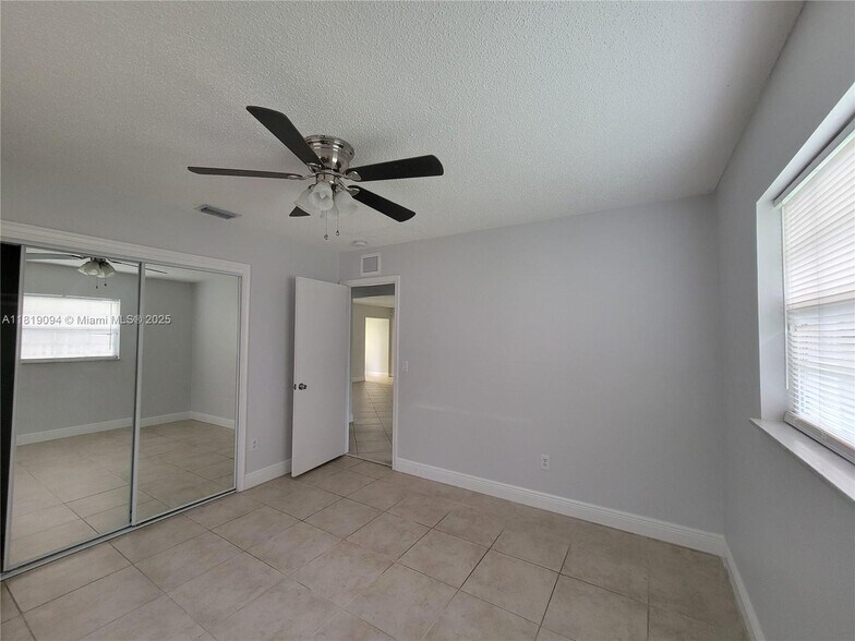 Building Photo - 1814 Oakmount Dr