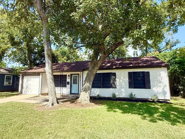 Primary Photo - 209 Laurel St