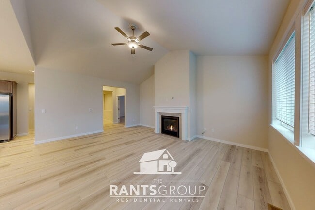 Building Photo - Beautiful Home! Easy JBLM commute!