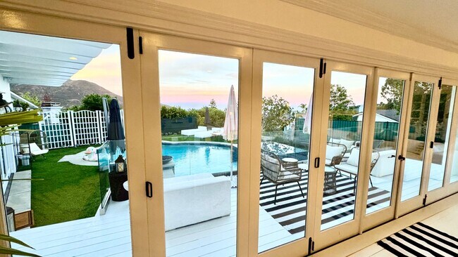 Building Photo - 1423 Floresta Pl