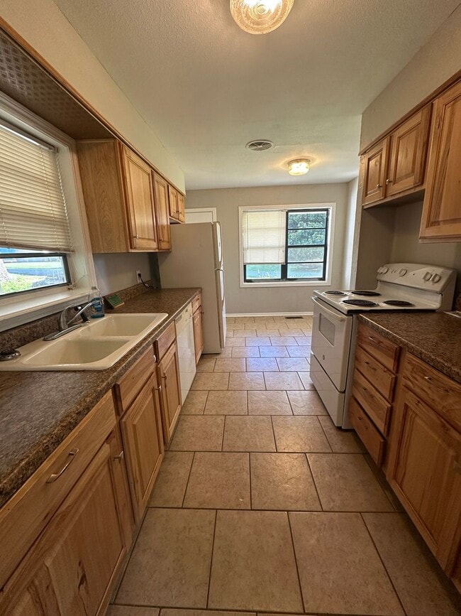 Building Photo - $1,800.00 Move-In-Special