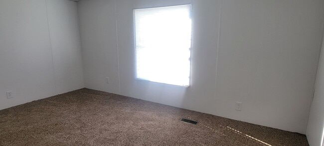 Building Photo - Ready to Move in