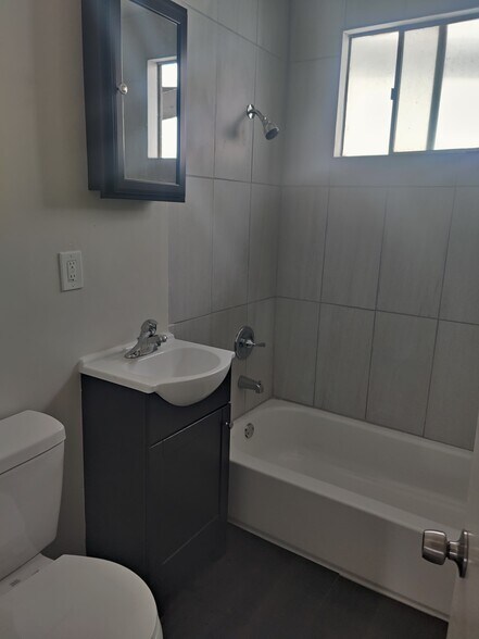 Building Photo - 2520 Malabar St