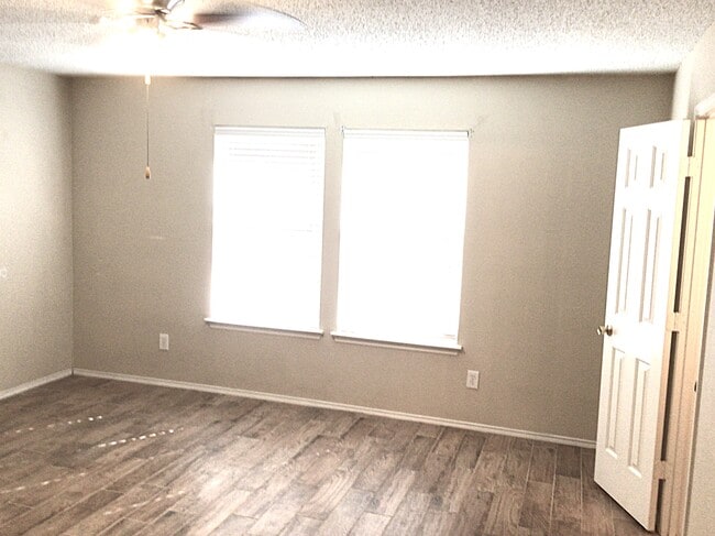 Building Photo - 1012 Hampton Dr