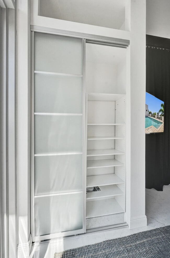 Building Photo - 365 SE 6th Ave