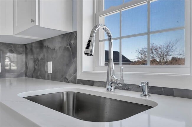 Building Photo - 10 Anthony Ave