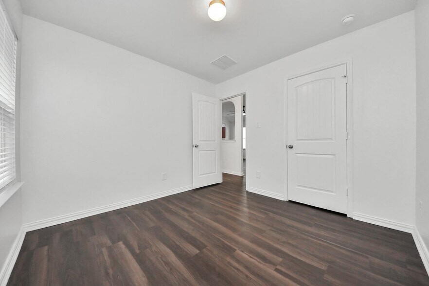 Building Photo - 10306 White Fir Villa Ave