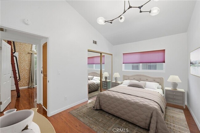 Building Photo - 1554 N Hobart Blvd
