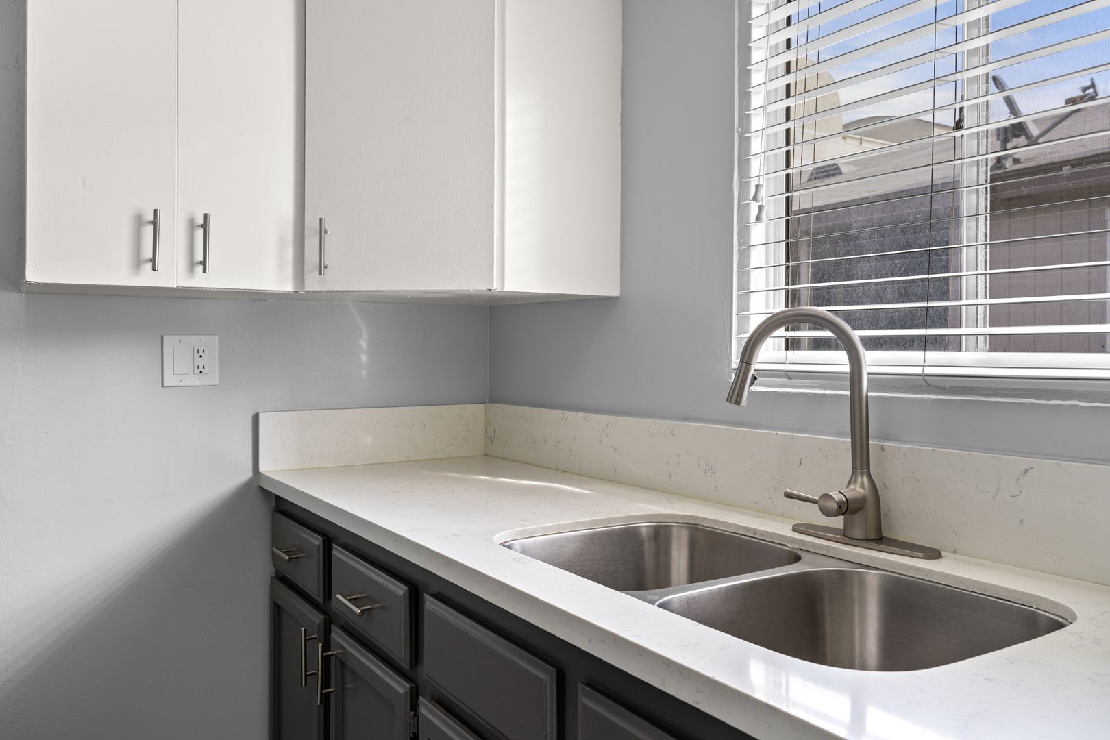 Building Photo - 539 E 11th St