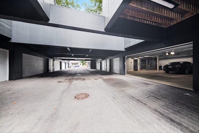 Building Photo - 121 W Kingsley St
