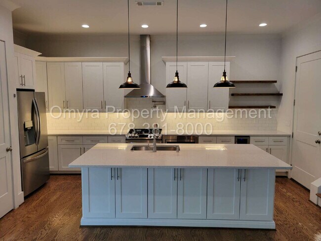 Building Photo - Luxurious 4 Bedroom Home near Grant Park!