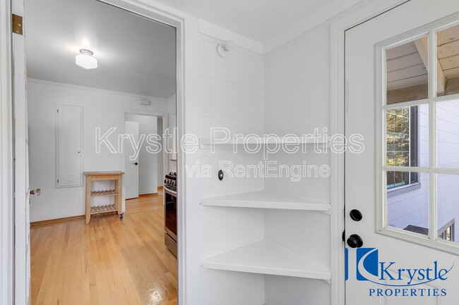 Building Photo - 1324 Wanda St