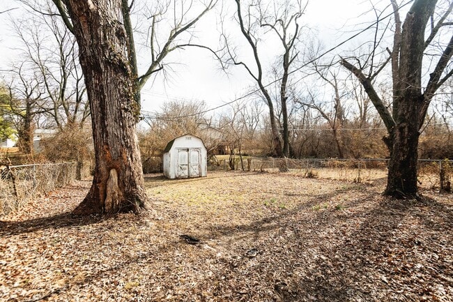 Building Photo - Lovely 3 Bedroom 1 Bathroom Home