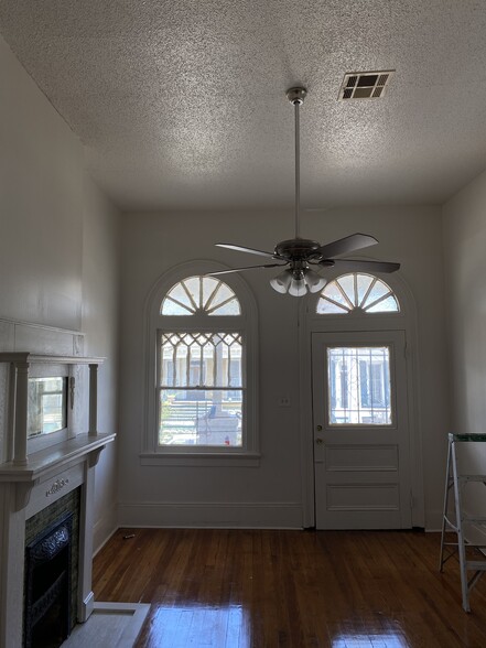 Building Photo - 320 S Dupre St