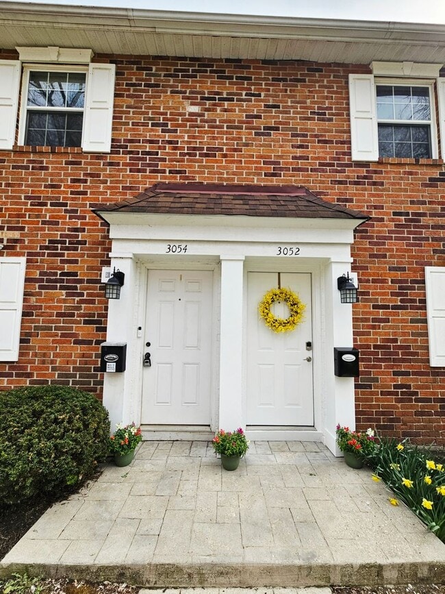 Building Photo - COMING SOON! 2BR Townhome in Clintonville near OSU – W/D, Parking, Pet Friendly