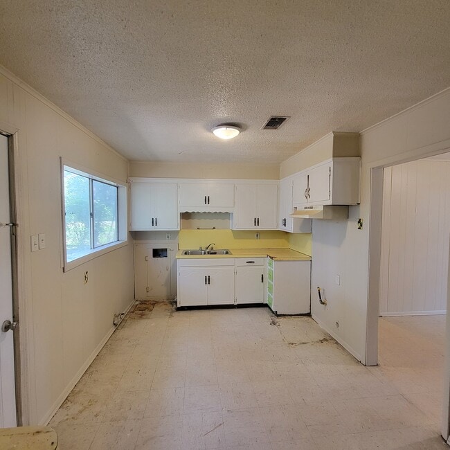 Building Photo - 1107 S 10th St