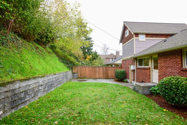 Building Photo - Amazing Home Available in Queen Anne. LEAS...