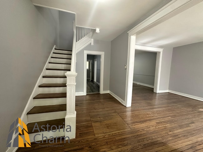 Building Photo - 4 bedroom 1 bath or 3 bedroom + den AVAILA...