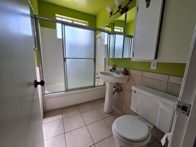 Building Photo - New Listing!