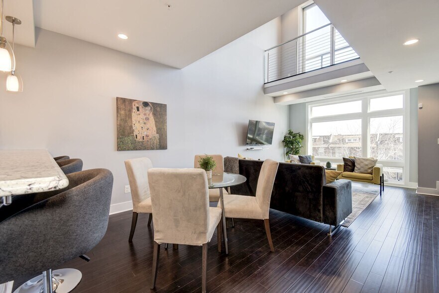 Building Photo - 2122 3rd St NE