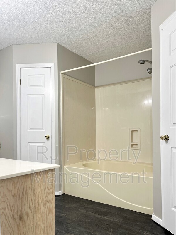 Building Photo - 8226 Town N Country Dr