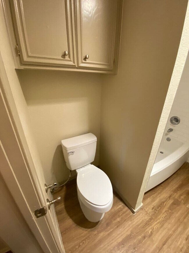 Building Photo - Duplex Convenient to South Loop 289