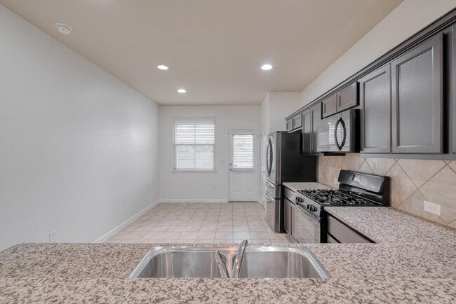 Building Photo - 2880 Donnell Dr
