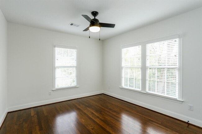 Building Photo - 3125 Wroxton Rd