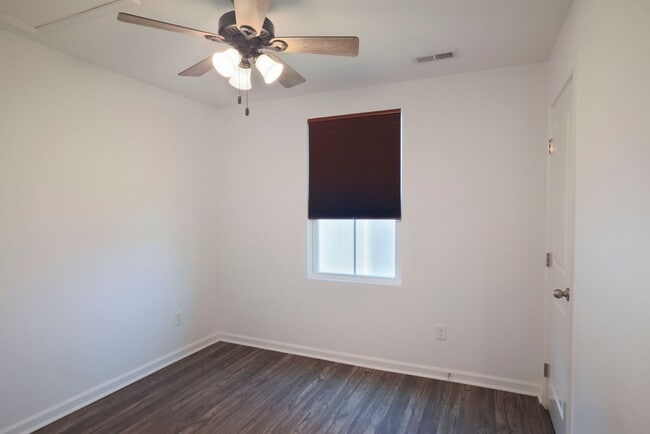 Building Photo - Upscale Home On Queens Mill Ct AVAILABLE NOW!