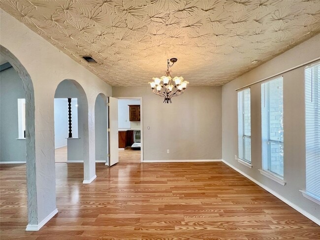 Building Photo - 2732 Parkhaven Dr