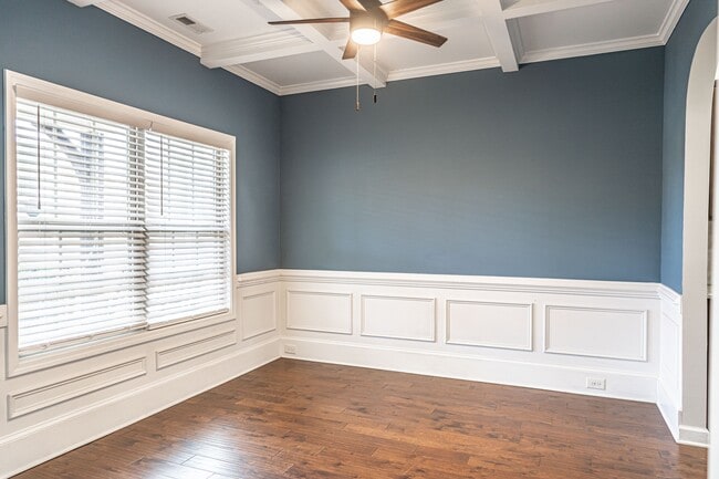 Building Photo - 135 Almond Dr