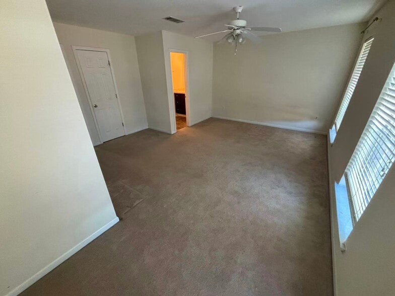 Building Photo - 211 Greenbriar Dr