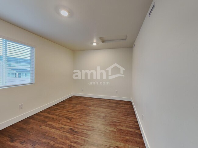 Building Photo - 749 S Rocker Ave