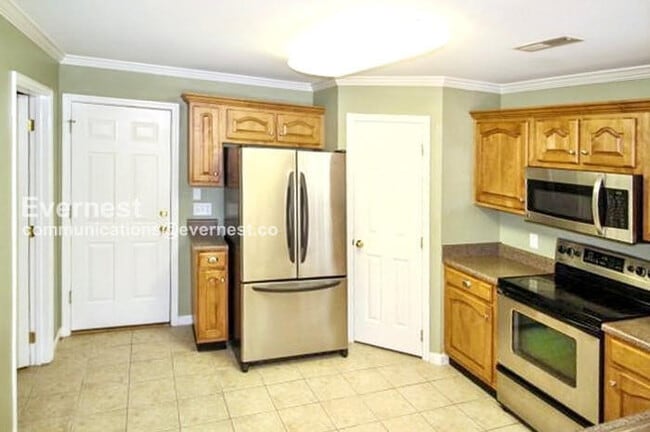 Building Photo - 3 Bed/2 Bath Home with Garage / Pet-Friend...