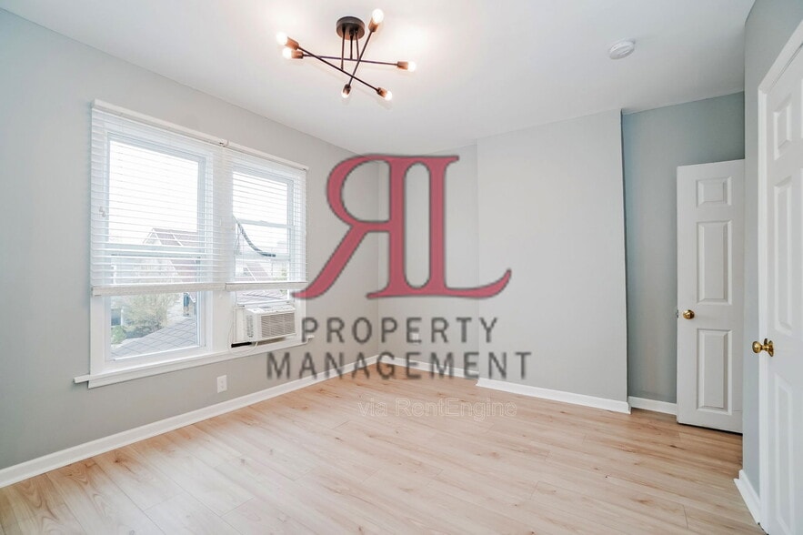 Building Photo - 543 E Jenkins Ave