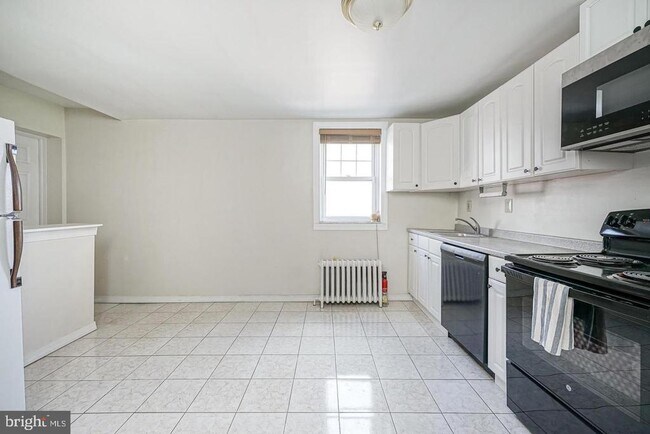 Building Photo - 916 Catharine St