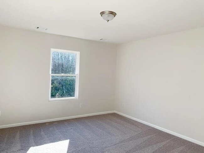 Building Photo - 142 Queens Cir